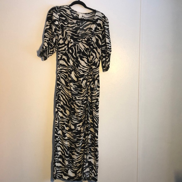 H&M Womens Size M Maxi Dress Side Slit Cinched Black White Animal Print - Picture 1 of 9